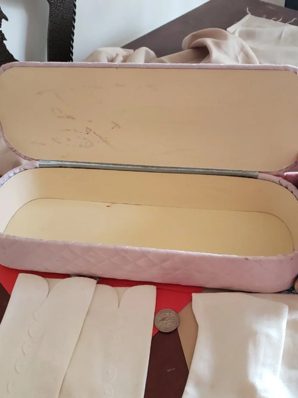 VINTAGE GLOVE BOX AND 2 PAIR OF WHITE VINTAGE VAN RAALTE AND FOWNES GLOVES